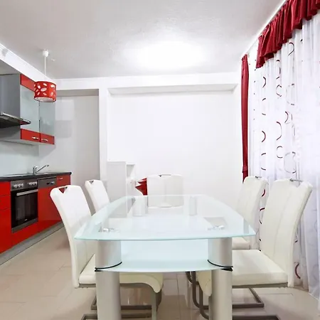 Luna-mar Apartman *